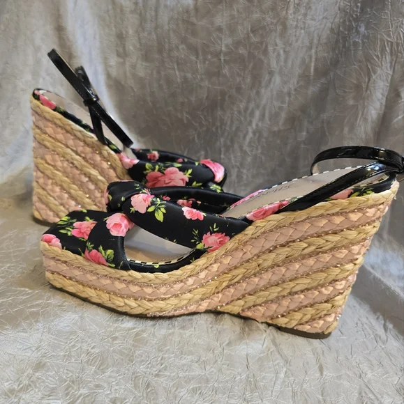 ●$30●TODAY ONLY!! Betsey Johnson Black and Pink Wedge Shoes - Picture 3 of 16